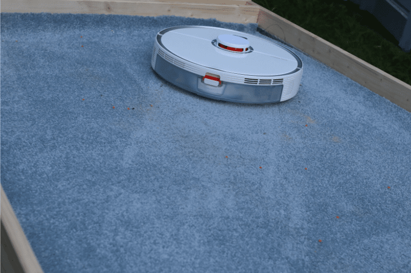 Roborock S5 Max высасывает песок во время теста на всасывание.